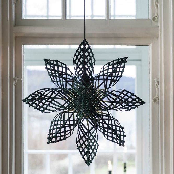 Rattanowa gwiazda świąteczna boho Anna zieleń 45cm w oknie
